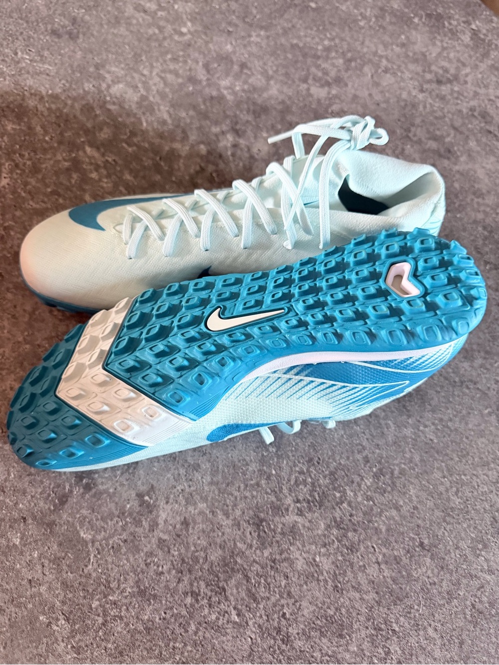 Nike Men’s Size 7/ Women’s Size 8.5 Light Aqua and Teal Turf Soccer Shoes